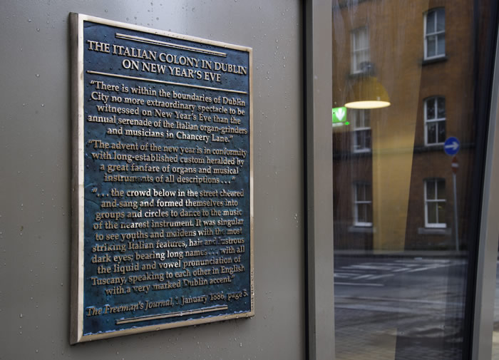 fig5. Another view of the plaque into wall on Chancery Lane.
